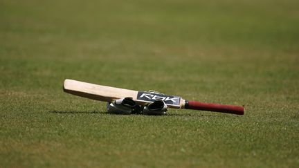 Une batte de cricket sur le terrain du stade de Saint Johns (Antigua-et-Barbuda), le 31 mars 2007.&nbsp; (TIM WINBORNE / REUTERS)