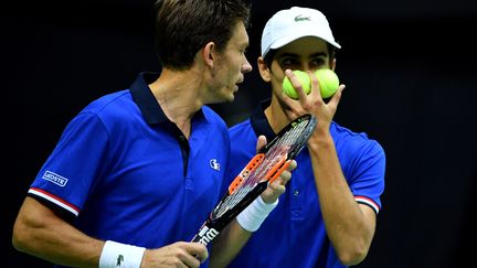 Nicolas Mahut et Pierre-Hugues Herbert ont apporté le point décisif aux Bleus (ANDREJ ISAKOVIC / AFP)