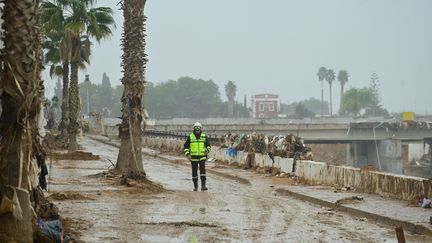 Un pompier à Paiporta, près de Valence, en Espagne, le 13 novembre 2024. (JOSE JORDAN / AFP)