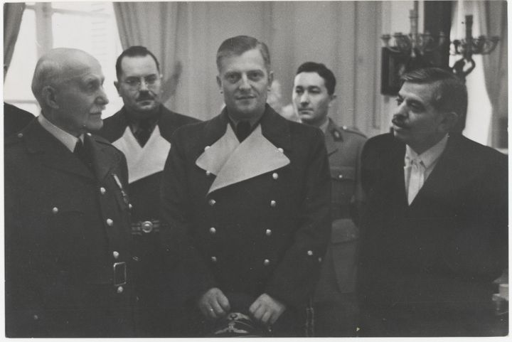 Le maréchal Pétain, Pierre Laval et Otto Abetz, ambassadeur d'Allemagne, se retrouvent à la préfecture de Tours quelques heures avant l'entrevue de Montoire, 24 octobre 1940
 (Archives nationales / Rémi Champseit)