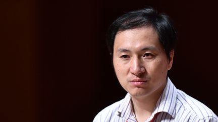 Le scientifique chinois&nbsp;He Jiankui lors d'une conférence à Hong-Kong, le 28 novembre 2018.&nbsp; (ANTHONY WALLACE / AFP)