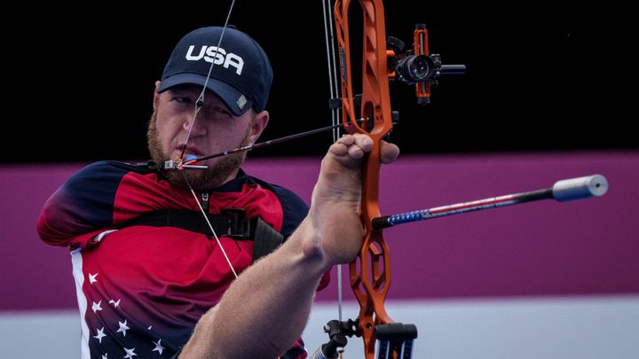 Matt Stutzman lors des Jeux paralympiques de Tokyo, le 31 août 2021. (YASUYOSHI CHIBA / AFP)