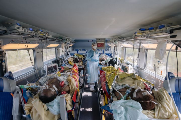 Opération Chardon, le 10 avril 2020. 45 victimes du Covid-19 de toute l'Ile de France sont transférées&nbsp;dans deux TGV en direction de Bordeaux et de Poitiers. L'objectif est de désengorger les hopitaux d'Île de France, saturés de patients en réanimation à cause du coronavirus (LAURENCE GEAI)