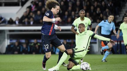 Le défenseur du PSG David Luiz à la lutte avec le milieu de Manchester City Fernando, en quart de finale aller de la Ligue des champions, mercredi 6 avril 2016 au Parc des Princes. (JEAN MARIE HERVIO / DPPI MEDIA / AFP)