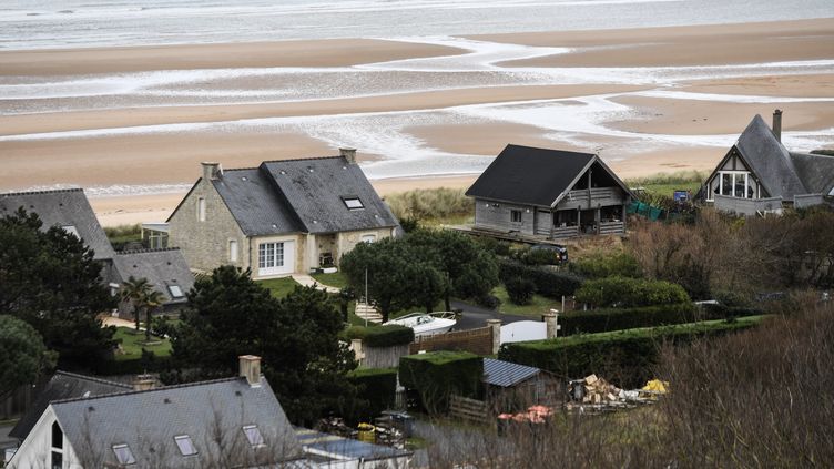 Houses risk being swallowed up by the rising waters in Saint-Laurent-sur-Mer (Calvados).  (MARTIN ROCHE / WEST-FRANCE / MAXPPP)