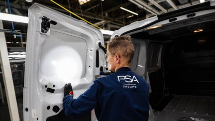 Une salariée contrôle une voiture prête, à l'usine de voitures Stellantis (ex-groupe PSA) à Hordain (Nord), en octobre 2022. (SAMEER AL-DOUMY / AFP)