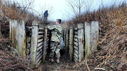 Des adolescents nettoient des tranchées à Tchervoné en Ukraine, près de Marioupol, pour que les soldats ukrainiens puissent les utiliser en cas d'attaque des Russes. (BENJAMIN ILLY / RADIO FRANCE)