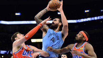 Steven Adams tire au milieu de deux joueurs du Thunder, lors du match entre Memphis et Oklahoma, le 2 décembre 2021. (BRANDON DILL/AP/SIPA / SIPA)