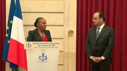 Christiane Taubira et François Hollande à l'Elysée lors de la cérémonie pour les grévistes de 1948, le 28 septembre 2016 (FRANCE TELEVISIONS)