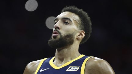 Rudy Gobert sur le parquet du Wells Fargo Center, lors du match entre les Utah Jazz et les Philadelphia 76ers, le 9 décembre 2021. (TIM NWACHUKWU / GETTY IMAGES NORTH AMERICA / AFP)