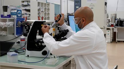 Un chercheur de Sanofi Pasteur travaille sur un vaccin contre le coronavirus à Marcy-l'Etoile près de Lyon.&nbsp; (GONZALO FUENTES / POOL / REUTERS POOL)