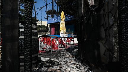 Des chaises et des tables brûlées par les incendies qui ravagent la Gironde.&nbsp; (PHILIPPE LOPEZ / AFP)