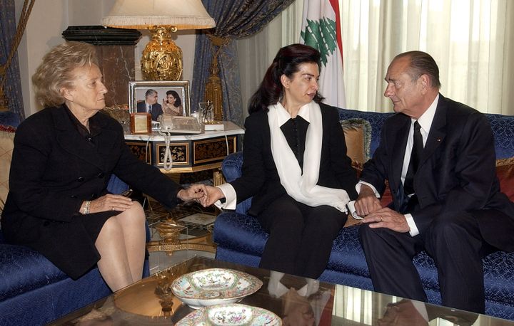 Bernadette et Jacques Chirac entourent Nazik Hariri,&nbsp;le 16 février 2005 à Beyrouth (Liban), après l'assassinat de son époux, Rafic Hariri. (AFP)