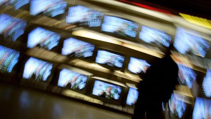 Grand magasin de téléviseurs à Paris (JEAN-PIERRE MULLER / AFP)