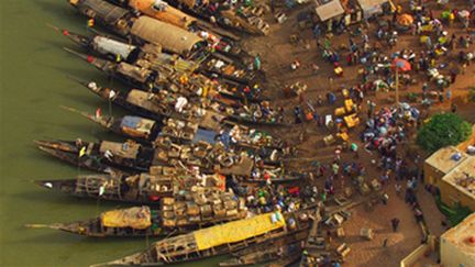 Pirogues dans le port de Mopti sur fleuve Niger, Mali (© DR - Yann ARTHUS-BERTRAND)