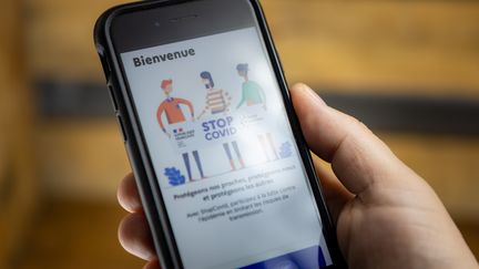 Un aperçu de l'application StopCovid, le 26 mai 2020.&nbsp; (DAVID HIMBERT / HANS LUCAS)