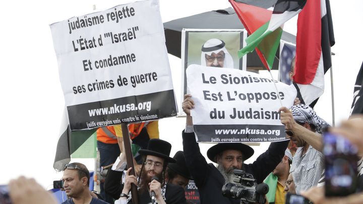 Des rabbins antisionistes lors d'une manifestation pro-palestinienne, &agrave; Paris, le 23 juillet 2014. (KENZO TRIBOUILLARD / AFP)