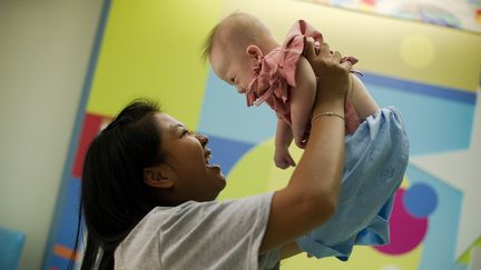 Le petit Gammy et sa m&egrave;re porteuse, Pattaramon Chanbua, dans un h&ocirc;pital tha&iuml;landais de la province de Chonburi, le 4 ao&ucirc;t 2014. (NICOLAS ASFOURI / AFP)