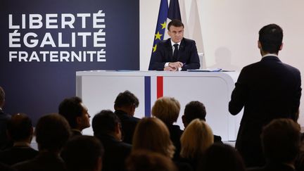 Le président français, Emmanuel Macron, lors d'une conférence de presse à l'Elysée, à Paris, le 16 janvier 2024. (LUDOVIC MARIN / AFP)