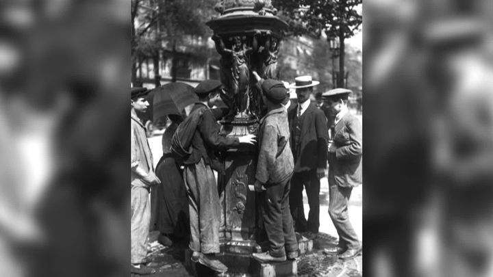 Photo d'archive d'une des premières fontaines Wallace installée à Paris au XIXe siècle. (FRANCE 3 PAYS-DE-LA-LOIRE)