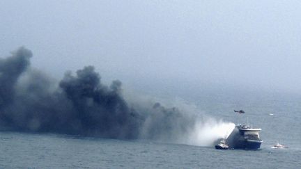 Au total, 478 personnes avaient pris place &agrave; bord du Norman Atlantic. En raison des conditions m&eacute;t&eacute;orologiques, le bateau n'a pas pu &ecirc;tre remorqu&eacute;, obligeant les sauveteurs &agrave; intervenir par h&eacute;licopt&egrave;re. (MARINA MILITERE / REUTERS)