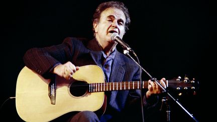 Guy B&eacute;art, lors d'un concert &agrave; l'Olympia (Paris), le 18 d&eacute;cembre 1988. (PIERRE VERDY / AFP)