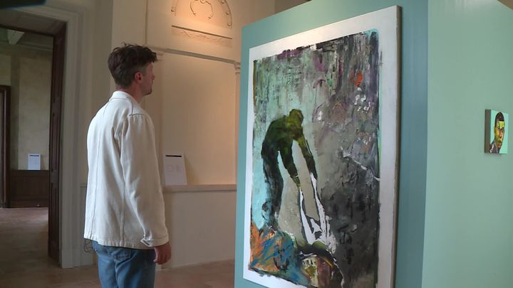 Avec ses tableaux à double sens, Emmanuel Bornstein nous met face à nos propres ambiguïtés. (France 3 Occitanie)