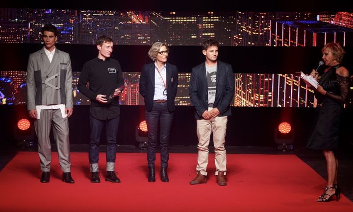 Damien Lebrun reçoit le prix homme au Festival International des Créateurs de Mode à Dinan, le 13 avril 2019 (G.FRADET/ FESTIVAL DE DINAN)