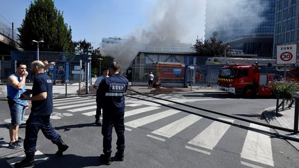 Des pompiers interviennent sur le site d'un incendie qui s'est déclenché sur un poste électrique, sur un site de la société RTE à Issy-les-Moulineaux (Hauts-de-Seine), le 27 juillet 2018.&nbsp; (GERARD JULIEN / AFP)