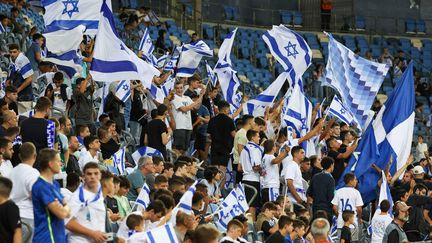 Les supporters israéliens lors d'un match de Ligue des nations face à l'Islande, le 2 juin 2022 à Haïfa (JACK GUEZ / AFP)