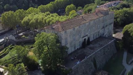 La commune d'Entrecasteaux (Var) se situe au cœur de la Provence verte. Le village est dominé par un château médiéval dont les jardins ont été dessinés par Le Nôtre et directement inspirés du château de Versailles. (France 2)