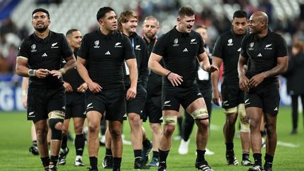 Les joueurs néo-zélandais lors du tour d'honneur après leur victoire en demi-finale face à l'Argentine, le 20 octobre 2023. (FRANCK FIFE / AFP)