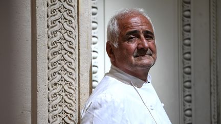 Le chef français Guy Savoy pose devant son restaurant à la Monnaie de Paris, le 19 mai 2020. (CHRISTOPHE ARCHAMBAULT / AFP)