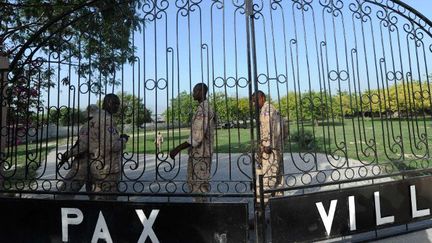 Des policiers la morgue Pax Villa où repose le corps de l'ex-dictateur haïtien corps Jean-Claude Duvalier, à Port-au-Prince, le 4 Octobre 2014. (HECTOR RETAMAL / AFP)