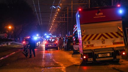 Un périmètre de sécurité mis en place pour permettre l'intervention des policiers et des pompiers sur les lieux d'un incendie dans le quartier du Mas du Taureau, à Vaux-en-Velin, près de Lyon (Rhône), vendredi 16 décembre 2022. (OLIVIER CHASSIGNOLE / AFP)