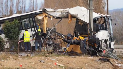 Le carcasse&nbsp;du car au lendemain de sa collision avec un train à Millas&nbsp;(Pyrénées-Orientales), le 15 décembre 2017/ (RAYMOND ROIG / AFP)