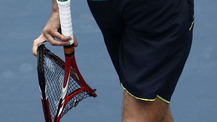 La raquette bris&eacute;e du Suisse Stanislas Wawrinka lors de son match face au Serbe Novak Djokovic &agrave; l'US Open de New York (Etats-Unis), le 5 septembre 2012. (EDUARDO MUNOZ / REUTERS)