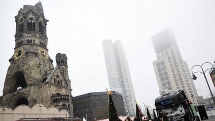 Devant l'église du Souvenir (Gedächtniskirche), ruine de la Seconde guerre mondiale, à Berlin, le 20 décembre 2016 à Berlin.&nbsp; (TOBIAS SCHWARZ / AFP)