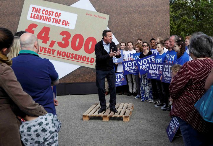 Le Premier ministre britannique, David Cameron, s'exprime lors d'un meeting en faveur du maintien du Royaume-Uni au sein de l'UE, le 14 mai 2016, dans une école de Witney (Royaume-Uni). (EDDIE KEOGH / REUTERS)