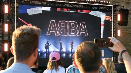 Les fans d'Abba découvre la sortie prochaine d'un nouveau album à Berlin, le 2 septembre 2021. (JENS KALAENE / DPA-ZENTRALBILD / AFP)