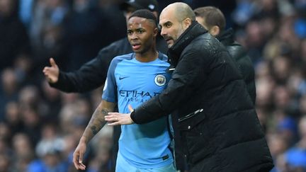 Pep Guardiola discute avec Raheem Sterling (PAUL ELLIS / AFP)