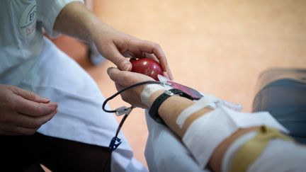 Une collecte de sang à la maison du Don de l'hôpital de Nevers (Nièvre). (Photo d'illustration) (PIERRE DESTRADE / MAXPPP)