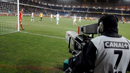 Un caméraman capte en direct la rencontre de Ligue 1 de football entre Sochaux et Rennes, le 1er mars 2008. (JEFF PACHOUD / AFP)