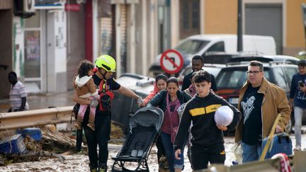 Des familles entières, aidées par les nombreux secouristes, ont fui leur logement à La Torre, près de Valence. (RUBEN FENOLLOSA / AFP)