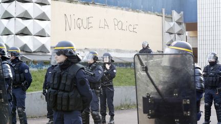 Des policiers montent la garde devant le commissariat d'Aulnay-sous-Bois (Seine-Saint-Denis), lors d'une manifestation au sujet de l'affaire Théo, le 6 février 2017. (FRANCOIS GUILLOT / AFP)