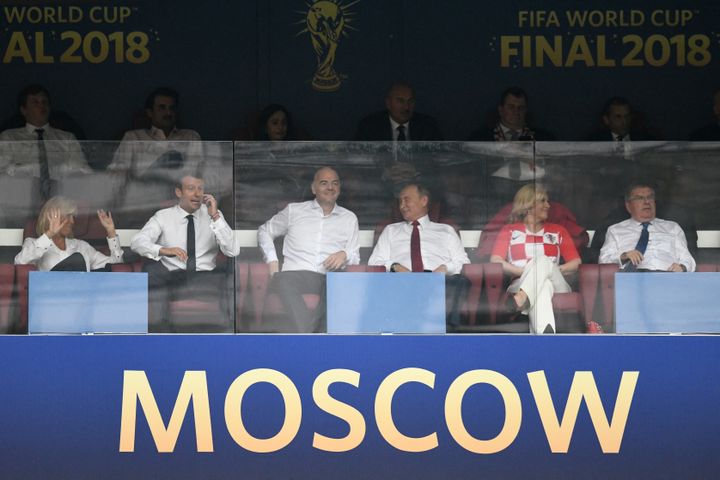 Le président russe Vladimir Poutine (au centre, cravate rouge), le 15 juillet 2018, à Moscou, lors de la finale de la Coupe du monde.&nbsp; (CHRISTOPHE SIMON / AFP)