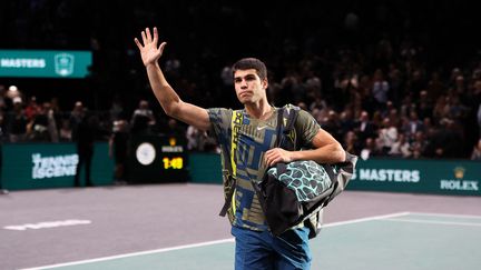 Carlos Alcaraz quitte le court après son abandon en quarts de finale du Masters 1000 de Paris-Bercy, le 4 novembre 2022. (IBRAHIM EZZAT / NURPHOTO)