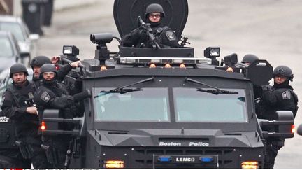 Quelque 9000 agents des forces de l'ordre sont sur place pour une v&eacute;ritable chasse &agrave; l'homme. Ici, dans le quartier de Watertown, &agrave; Boston. (CHARLES KRUPA/AP/SIPA / AP)