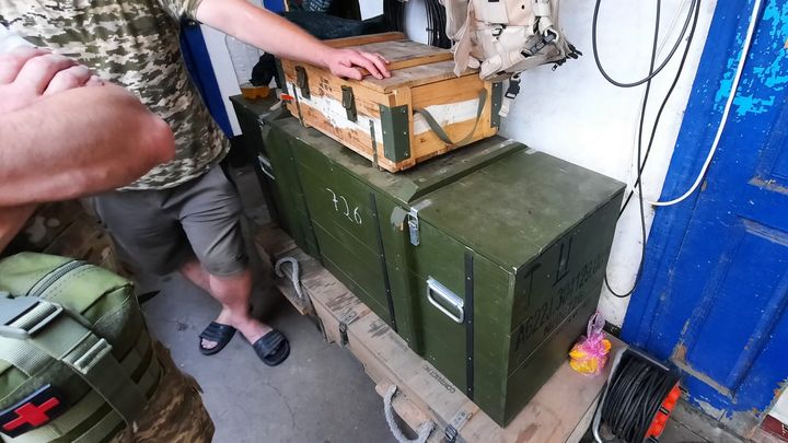 Dans cette caisse, des mines utilisées par les forces ukrainiennes pour maintenir à distance les soldats russes. (HAJERA MOHAMMAD / RADIO FRANCE)