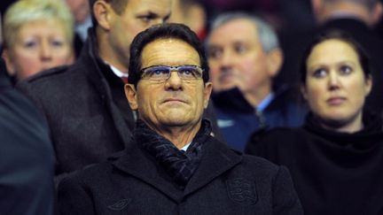 L'entra&icirc;neur de l'&eacute;quipe nationale d'Angleterre, Fabio Capello, assiste au match entre Liverpool et Tottenham Hotspur &agrave; Liverpool, le 6 f&eacute;vrier 2012. (ANDREW YATES / AFP)